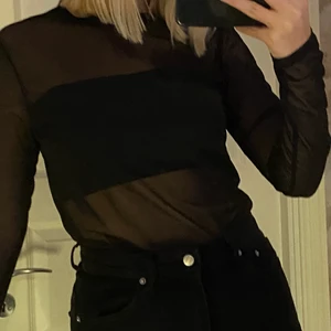 Svart genomskinlig tröja - Säljer denna superfina svarta ”genomskinliga” tröjan från Vero Moda i storlek L. Men skulle säga den passar en S, M eller L. Berors på hur du vill den ska sitta. Den är använt ett fåtal gånger och är i bra skick. Superfin att ha över ett spetslinné eller en tub top som jag har på bilden. 50kr+frakt.