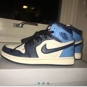 SÖKER - Söker att par ljus blåa jordans i stl 37,5-38 för mindre än 2000kr✨