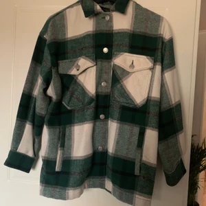 Zara rutig jacka - Säljer nu min fina grön rutiga Zara jacka, köpt på Plick. Säljer då den tyvärr inte var min stil ✨ bra skicks. 350 kr men kan diskuteras vid snabb affär