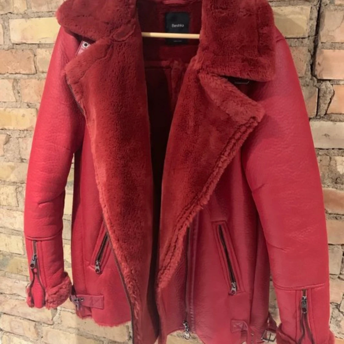 Röd fakeläderhacka med fuskpäls. Storlek 40 - 90