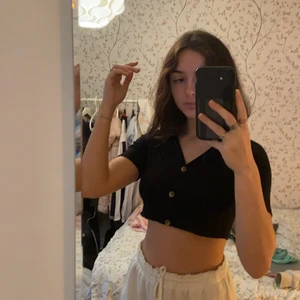 Avklippt tröja - Säljer denna avklippta tröja med knappar! Ganska kort!🥰 frakten blir 30kr