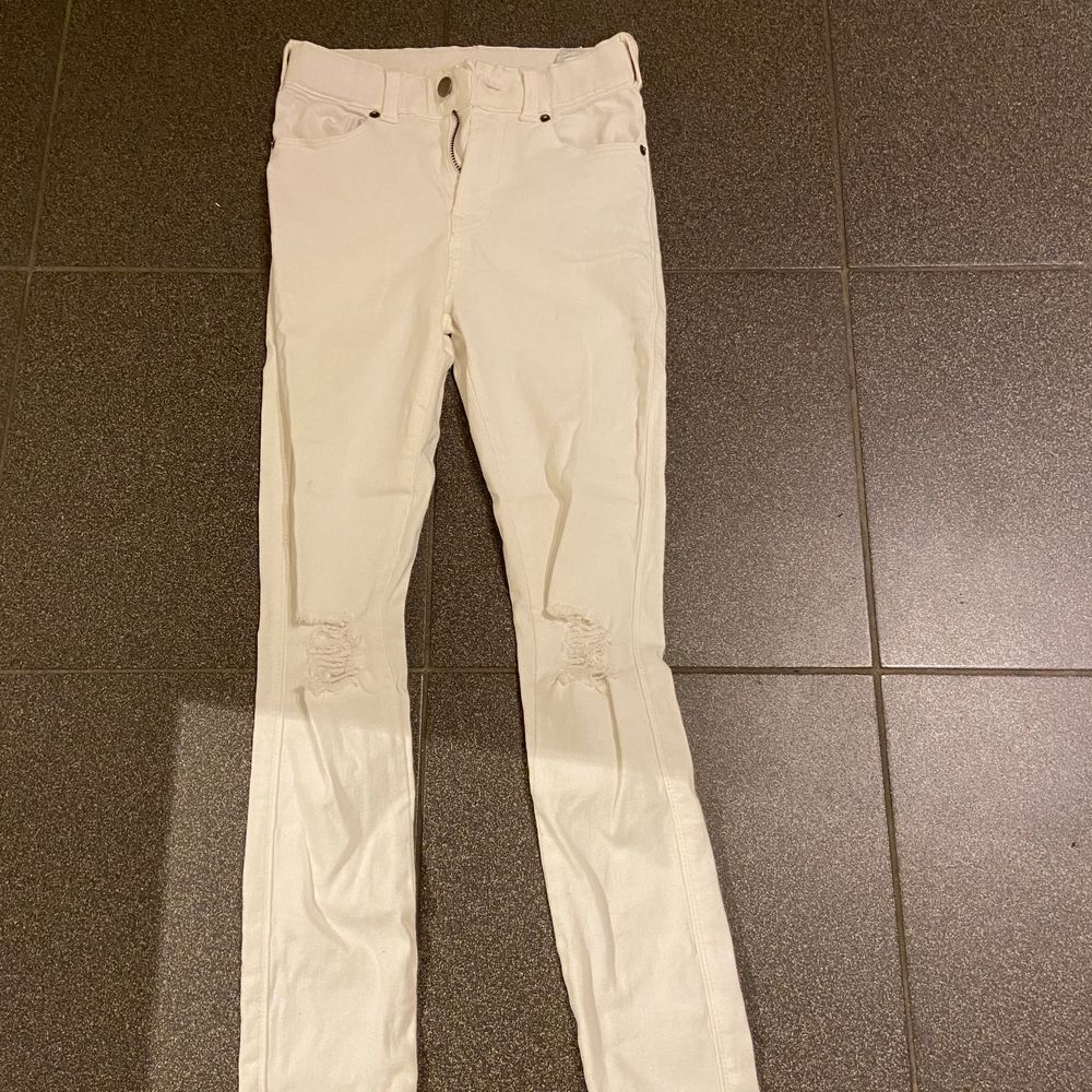 Svinsnygga tighta vita jeans med hål i från dr denim. Passar både till vardags men går också lätt att styla upp. Aldrig använda, endast testade. Storlek xs men är väldigt långa i benen och passar på mig som är 170. Nypris är 500 . (Köparen står för frakten). Jeans & Byxor.