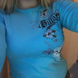 billabong tröja - skitsnygg långärmad billabong tröja som tyvärr inte kommer till användning!! den är barnstorlek och sitter bra på mig som är 160 och en M, men passar mindre och större beroende på passform!!  i bra skick med alla stenar på!