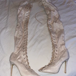 Höga pumps med snörning - Beiga höga pumps med knytning/snörning. Aldrig använda strl 37 från Nelly. 50kr