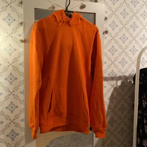 Hoodie  - Orange Hoodie från Carlings, aldrig använd! Superskönt material. Strl S men något större 