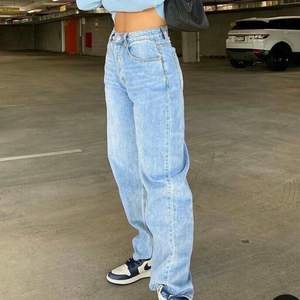 Jeans från Weekday, modell Rowe extra high waist. Aldrig använda så är som nya! (Lånade bilder men liknande modell) Ljus tvätt. 
