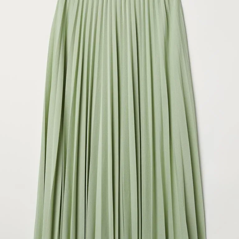 Säljer denna snygga, trendiga, slutsålda kjolen från H&M. Jättefin grön färg (första bilden visar bättre). Plisserad. Storlek 32 men skulle säga passar 34. Använd fåtal gånger, väldigt bra skick. Köpare står för frakt💞. Kjolar.