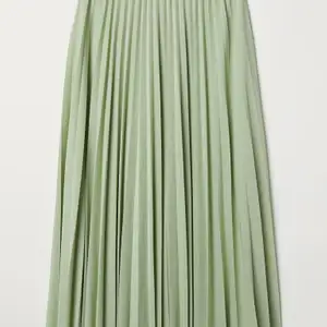 Säljer denna snygga, trendiga, slutsålda kjolen från H&M. Jättefin grön färg (första bilden visar bättre). Plisserad. Storlek 32 men skulle säga passar 34. Använd fåtal gånger, väldigt bra skick. Köpare står för frakt💞