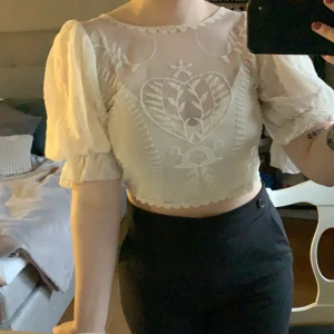 Krämvit spets tröja  - Krämvit spets tröja med ballongärmar. Tröjan är genomskinlig men finns ett linne insytt. Den är ganska kort i modellen🌼 pris kan diskuteras 