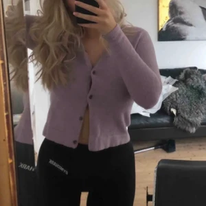 Lila kofta - Bra skick och härlig färg! Fick hem den idag från plick men var för liten. Storlek S men passar en Xs också!!