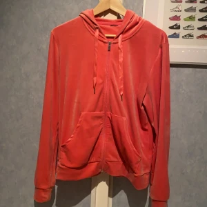 Rosa kofta  - Väldigt bekväm & inga skador på plagget. Använd två gånger. 