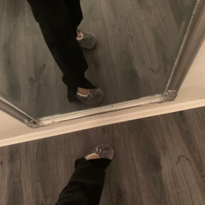 Jeans med slits nertill  - Jätte fina och oanvända, säljs endast för att dom är för långa för mig:/ är 163,5 cm lång men sitter annars super snyggt 😉