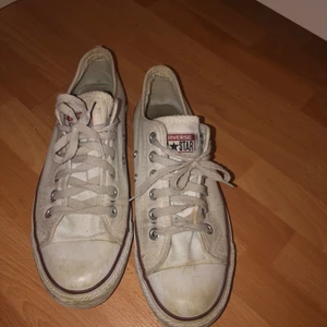 Corvers vita korta  - Säljar mina äkta corvers för att jag inte använder dom mer,dom är lite smutisiga men går såklart att tvätta , säljer biligt pågrund av att dom är använda. Det är inga skador på skorna.