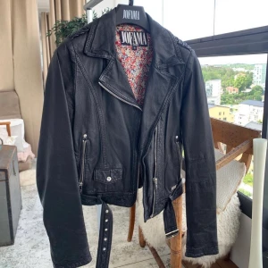 JOFAMA skinnjacka by KENZA  - I mycket gott skick! (Äkta skinn) Säljer då den är för liten på mig. Storlek 32 (xxs). Nypris 2800kr. !!Säljs ej längre i butik!!