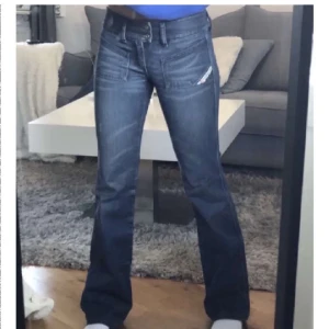 Diesel jeans - Ett par jätte snygga diesel jeans som nyss köptes på Plick men tyvärr inte passade, de är lågmidjade med flair där nere och har skit snygga detaljer. Första bilden är förra ägarens bild :)