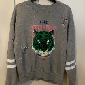 Grå sweatshirt  - En grå sweatshirt från Gina trico i bra skick, storlek s, 50 kr + frakt 