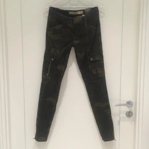  - Aldrig använda kamouflagebyxor (prislapp kvar) Haft dessa länge nu, superfina men har aldrig kommit till användning.