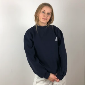 vintage Adidas crewneck - Vintage mörkblå Adidas crewneck. 💙 