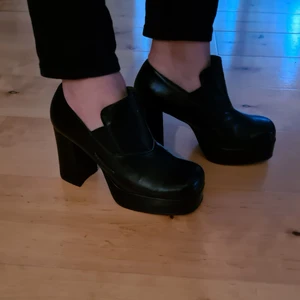 Högklackade skor - Moderna vintage skor från 80-talet med block klack. Otroligt sköna och stabila att gå I. Sparsamt använda. Välbevarade. Inget slitage på klackar eller märken. Strl 38. 