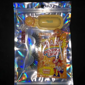 Stor goodiebag - En stor presentpåse som innehåller lösögonfransar, showergel, klubba, poprocks och glitter❤️ 99kr plus 11kr frakt✨❤️ perfekt som present✨💕