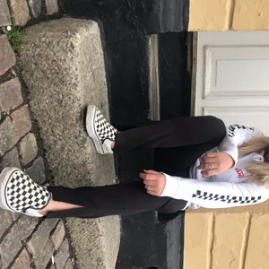 Vans sneakers - De klassiska vans skorna! Ni ser skicket, använda men fortfarande snygga! Storlek 39, pris kan diskuteras vid snabb affär