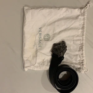 Versace bälte som passar till allt - Supersnygga Versace bälte som jag tyvärr inte använder längre, bra skick på medusan och lädret är helt. Fick för två år sedan och kostade då 3500!! Dustbag original ingår (köparen står för frakten och kan gärna diskutera pris)