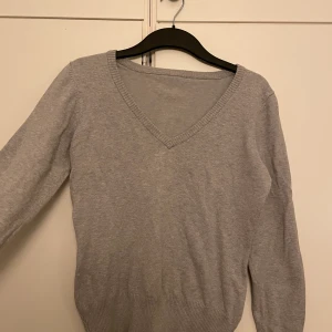 sweatshirt  - Grå stickad sweatshirt. Så fin att ha över en skjorta eller en polotröja till kjol. 