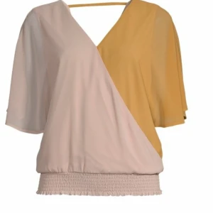 Oanvänd Saint Tropez blus storlek XS - Helt oanvänd Saint Tropez blus i storlek XS, färg senspsgul & persikorosa. Original pris 715 kr. Kan hämtas i Malmö eller fraktas, köparen står då för frakten