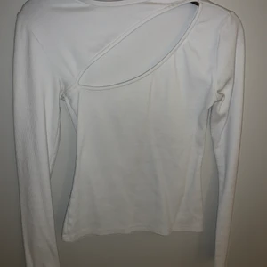 Tröja med ”hål” - Säljer denna tröjan från Nelly trend i storlek XS-S. 125kr