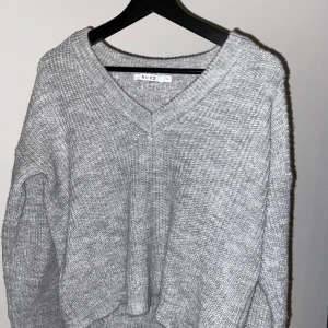 Stickad tröja - Grå stickad tröja från NAKD, använd fåtal gånger. Storlek XS men passar mig som brukar ha storlek S.