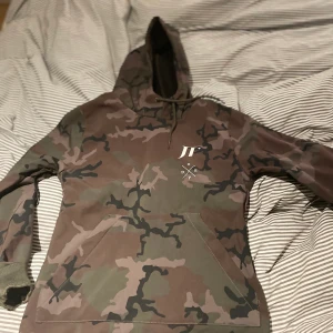 Skidjacka från dope.  - Jackan är åtdragbar vid slutet och har fickor för förvaring på magen, även dragkedjor vid armarna och liftkortsficka. Snören vid luvan som en Hoodie, perfekt att ha en tunnare tröja under vid skidåkning. Nypris på denna är 1300kr och är använd 2 gånger. 