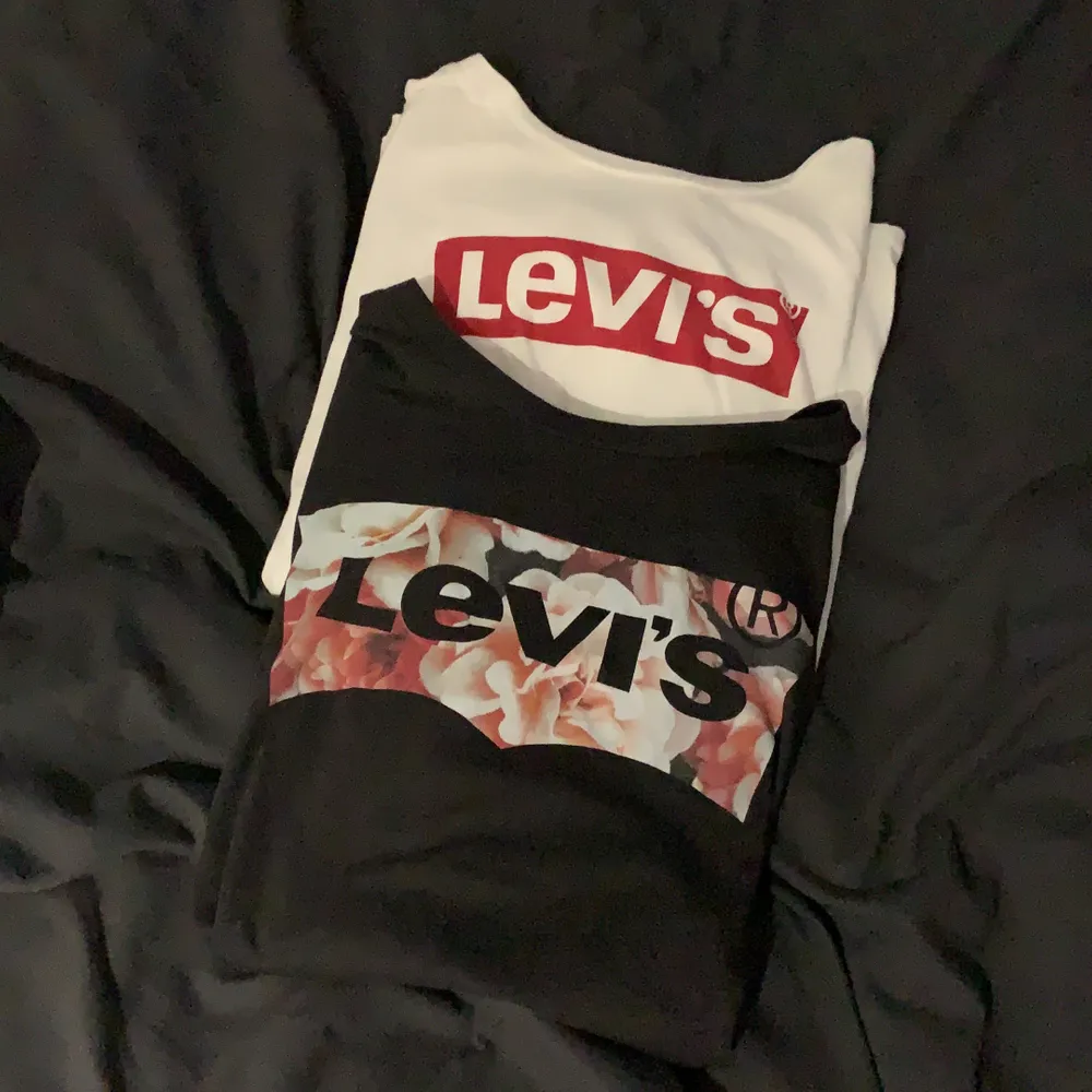 Säljer mina Levi’s T-shirts 🌸 Svarta är i storlek M & vita i storlek S🦋 100kr✨ svarta är aldrig använd men den vita är använd 1 gång🥰 OBS Svarta såld!!❤️. T-shirts.