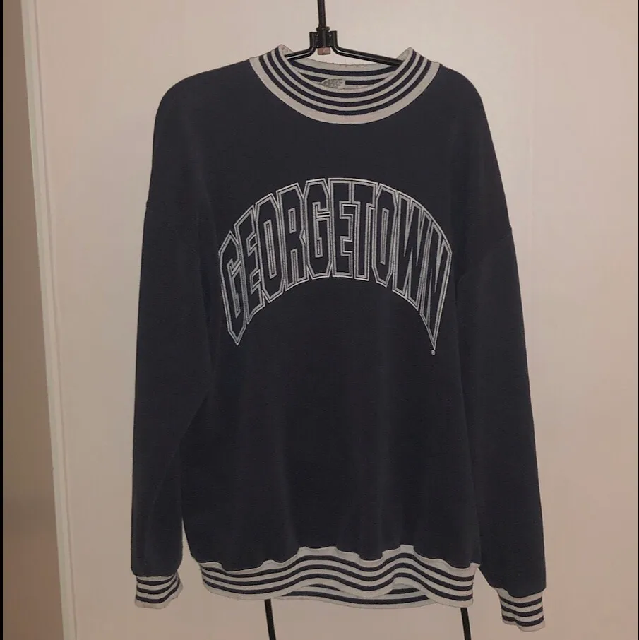 Söt långärmad tröja med Georgetown tryck, dock lite tunn men funkar ändå bra! Köpt ifrån Beyond Retro! Har använts i cirka ett år och säljs då den inte längre är vid behov.. Tröjor & Koftor.