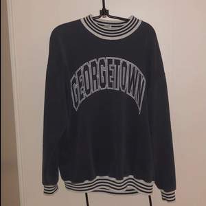 Söt långärmad tröja med Georgetown tryck, dock lite tunn men funkar ändå bra! Köpt ifrån Beyond Retro! Har använts i cirka ett år och säljs då den inte längre är vid behov.