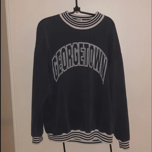 Georgetown långärmad tröja✨💙 - Söt långärmad tröja med Georgetown tryck, dock lite tunn men funkar ändå bra! Köpt ifrån Beyond Retro! Har använts i cirka ett år och säljs då den inte längre är vid behov.