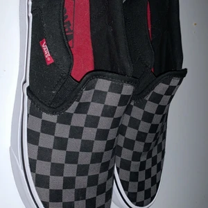 ✨Oanvända vans skor✨ - Säljer jättefina oanvända vans skor som endast testats i butik. Säljes pga rensning i garderoben. Storlek 40,5. Köpare står för frakt.✨