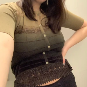 Unik grön tröja me fransar  - Riktigt cool och unik grön tröja med fransdetalj och knappar. Mycket bekväm!