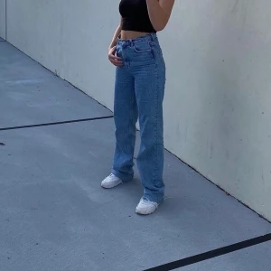 Zara 90s full length💕 - Säljer de populära jeansen från Zara i modellen 90s full length serenity blue då de tyvärr är för små. De är helt nya och är endast testade. Det är rawcut, vilket gör att de går att klippa efter ens egen längd men på mig som är 175 går dom över skorna🤩         Obs: Lånade bilder (modell överensstämmer men ljusare färg i verkligheten), skriv privat för fler bilder eller frågor💕                                                                    Budgivning då fler är intresserade (sker privat), avslutas 20/12 kl. 19:00💓. Höj med minst 10kr                                               HÖGSTA BUD: 260kr+frakt
