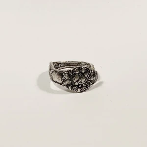 Ring i nysilver - Nysilverring gjort av en sked köpt på secondhand, storlek L (18-19mm i diameter), våra ringar är justerbara samt den missfärgas eller rostar ej!✨🤍 Betalning sker via swish och frakt ligger på  20kr, spårbart brev 75kr!