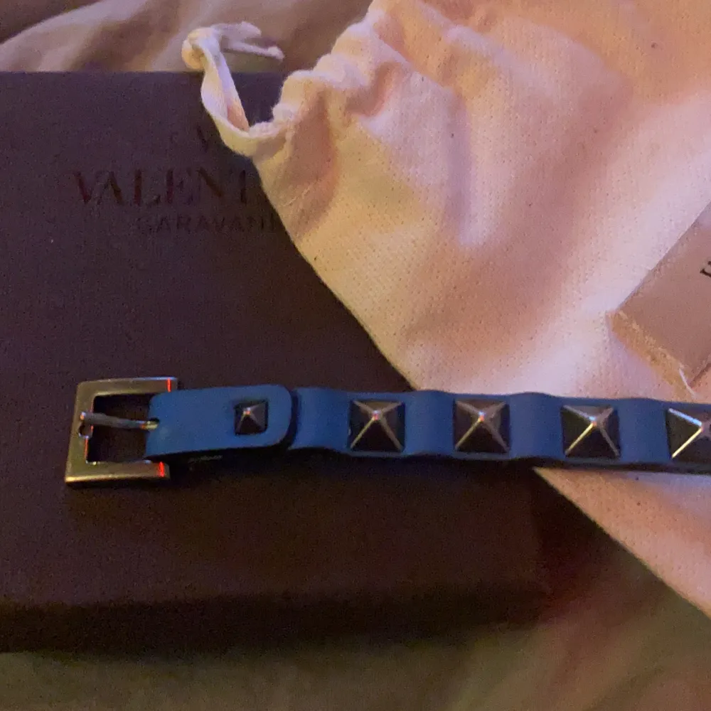 Super snyggt blått valentino armband med silvriga nitar. Slitet därav priset😌Buda. Accessoarer.