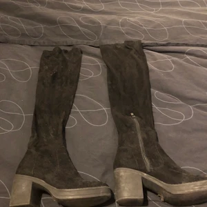 Knähöga stövlar - Snygga stövlar i storlek 41 tar endast swish