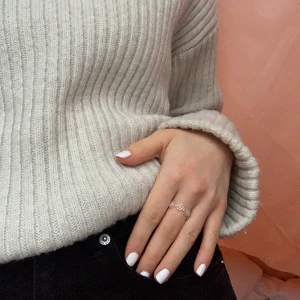 Ringen Moa - Ringen Moa i fina pärlvita och silvriga pärlor, elastisk tråd. Finns i två storlekar. Frakten kostar 10kr. Desinfekteras innan vi fraktar. Jag bär stl S/M Hör av er om ni är intresserade! Kika in våran profil för andra fina smycken😊