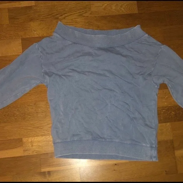 Långärmad ljusblå ”off the shoulder” mjukis tröja från H&M. Kan också passa som en crop top om man vill det. Storlek M. Aldrig använd. Köparen står för frakten och betalning sker via Swish.. Hoodies.