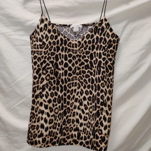 Leopard print top - Väldigt snygg topp från newyorker. Använd 3 gånger så den är i väldigt bra skick! Leopard print och gjort av en väldigt skön material!! Väldigt luftig och flowy. Storleken är M men passar även S! 🖤🤎