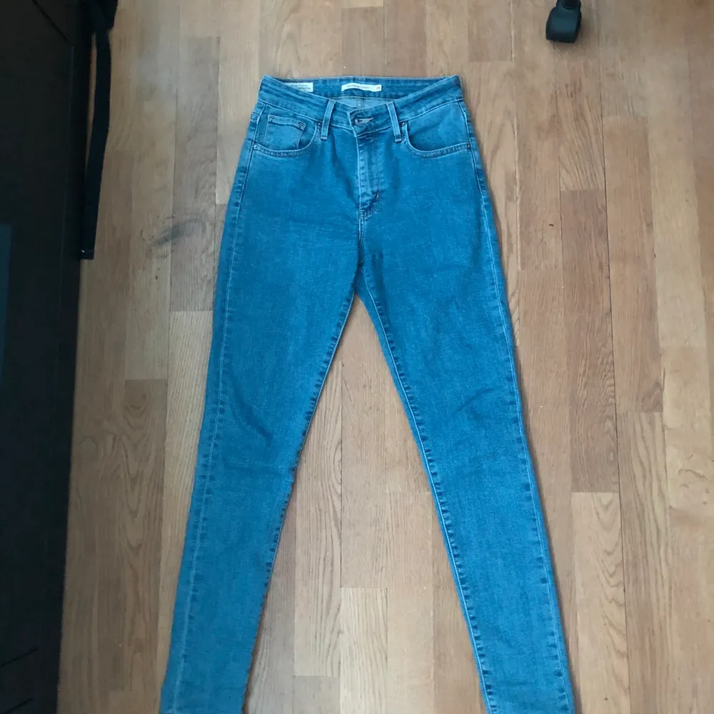 Levi’s jeans. Passar xs men även s/m❤️ Köpta för 1000 kr.. Jeans & Byxor.