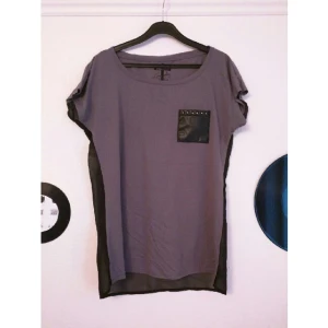  - Välanvänd t-shirt, i fin kvalité
Baksidan är någorlunda transparent
Storlek S men en "over size" tröja