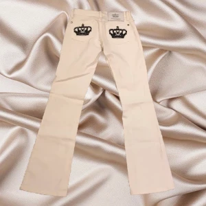 Victoria Beckham jeans - Vita Victoria Beckham jeans från 2000 talet i superbra skick (mammas gamla) i storlek 24 som motsvarar ungefär xs/xxs