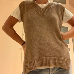 Beige väst - Säljer en beige stickad väst från zara då jag inte använt denna så mycket. Den har även gått upp lite på ena sidan men absolut inget man märker då jag upptäckte detta nu :) 
