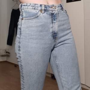 Blå jeans från monki, modellen kimomo, storlek 28.  Säljs för 100kr +frakt eller upphämtning i Alby eller Hallunda för 100kr. Det finns ett hål i högerfickan men annars i bra skick. 