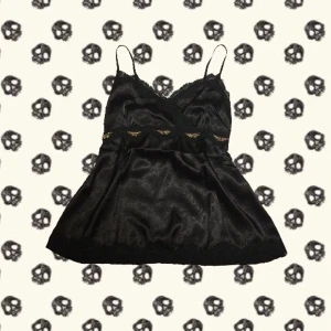 Svart sliptop - Superfin svart sliptop med spetsdetaljer och dekorationer av guldpärlor. Den är storlek s/m men passar även xs!🥰 Jag kan mötas upp i Stockholm, annars står köparen för frakten💞